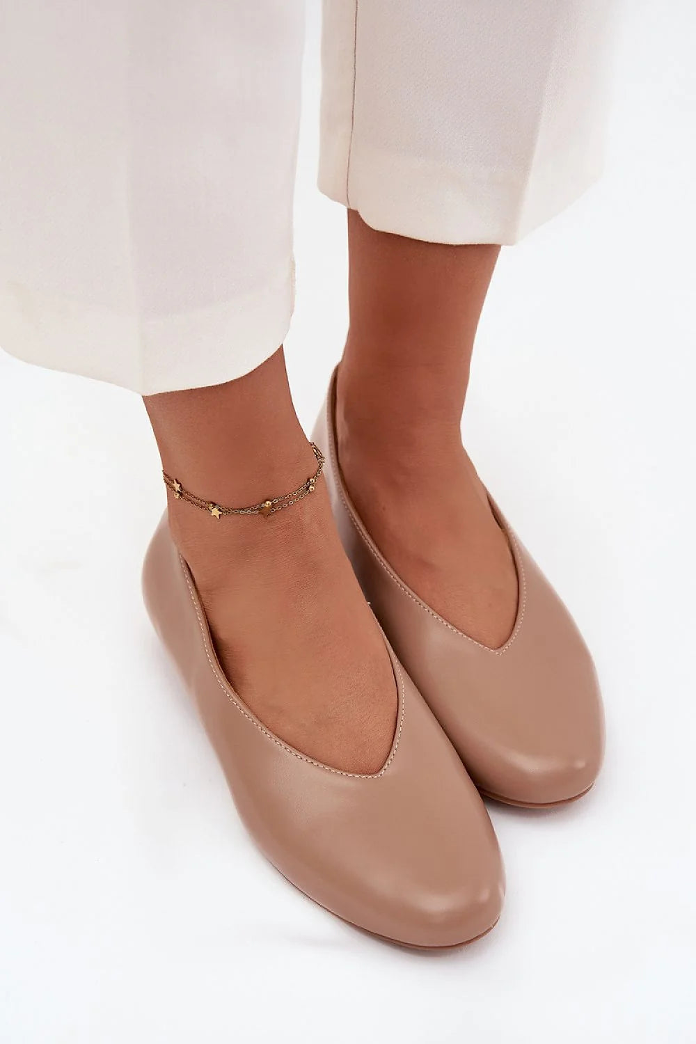 ballerines plates femme similicuir vegan nude taupe bout arrondi ouverture V talon bas carré minimaliste épurée confort quotidien bureau polyvalentes
