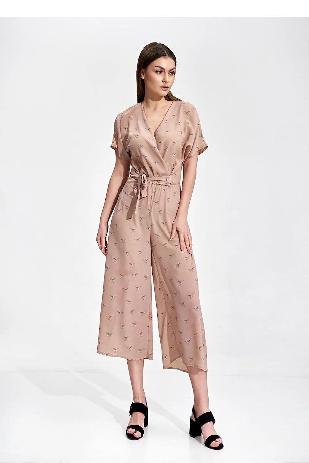 Combinaison Figl pour femme, design élégant, coupe fluide, manches courtes, encolure V croisée, beige rosé, vêtement mode, occasion décontractée, style moderne