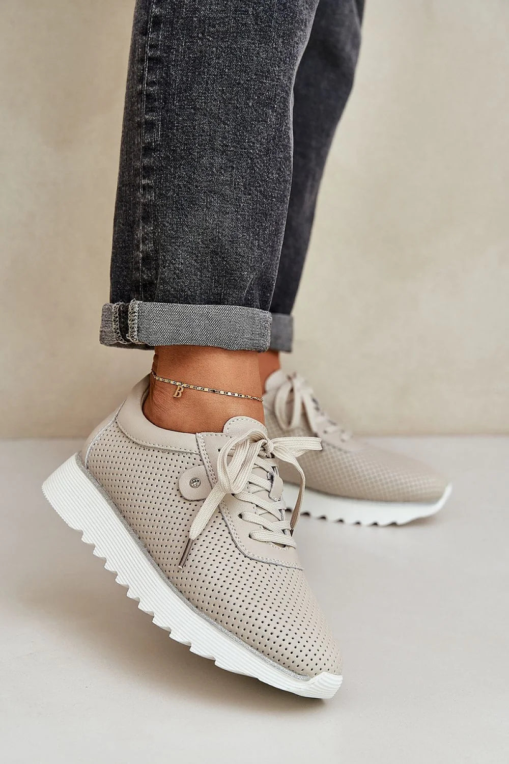 Chaussures de sport pour femmes design moderne minimaliste cuir naturel lacet beige semelle blanche amorti confortable occasion quotidienne