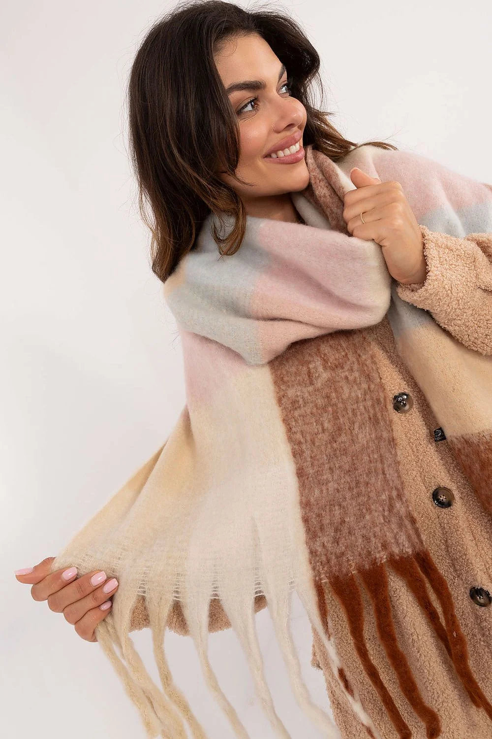 Écharpe et manteau hivernal pour femme, style élégant et cosy, couleur pastel et beige, longueur généreuse, franges et boutons en métal