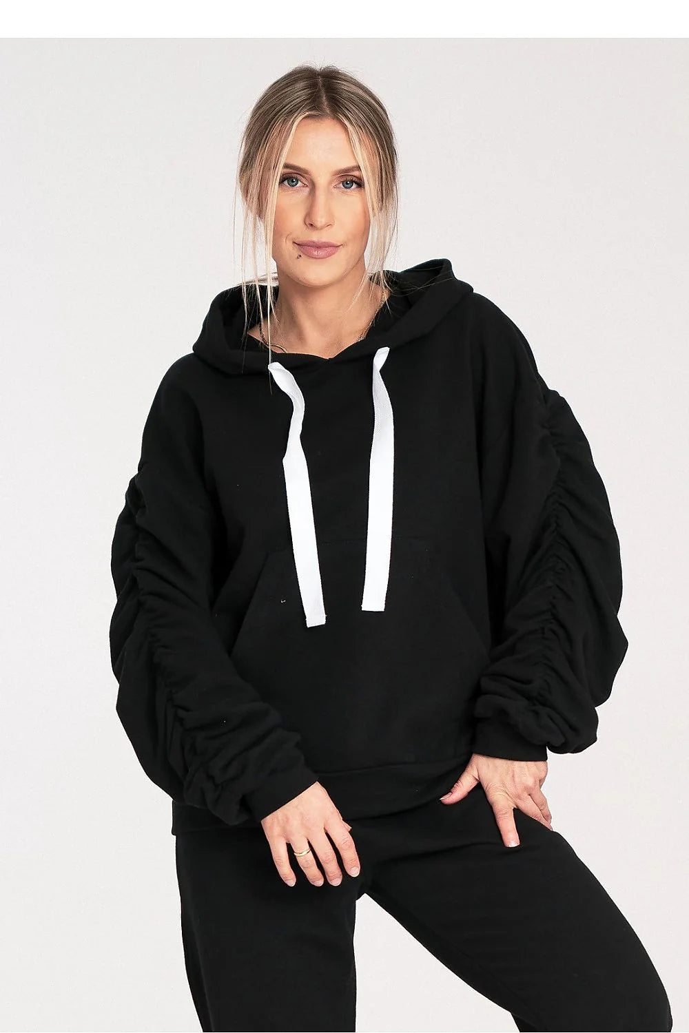 sweatshirt femme moderne oversized capuche coton épais noir cordon blanc contrastant poche kangourou manches bouffantes fronces poignets côtelés streetwear urbain