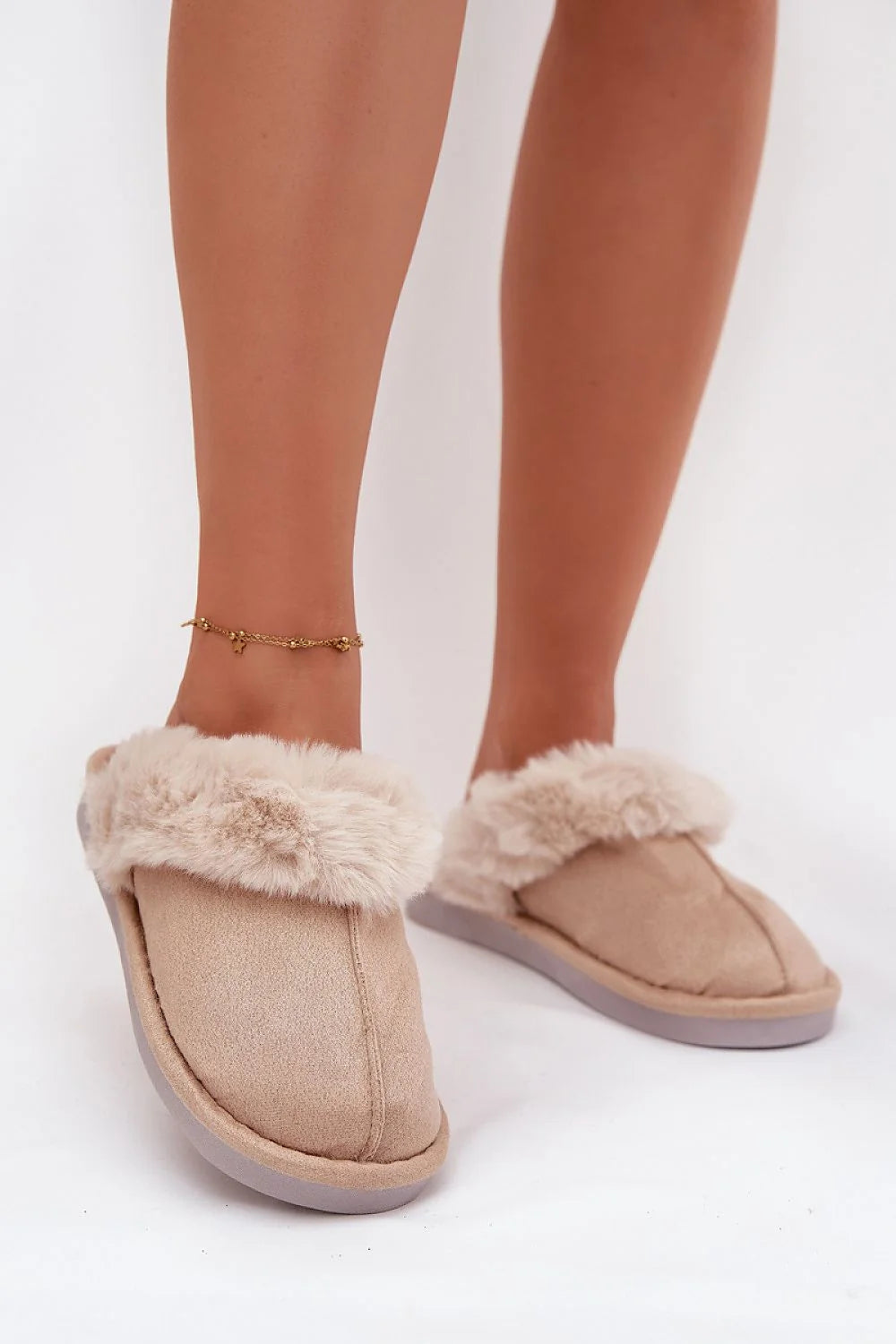 chaussons mules femme suédine beige nude fourrure synthétique épaisse doublure moelleux intérieur semelle antidérapante bout fermé confort chaleureux