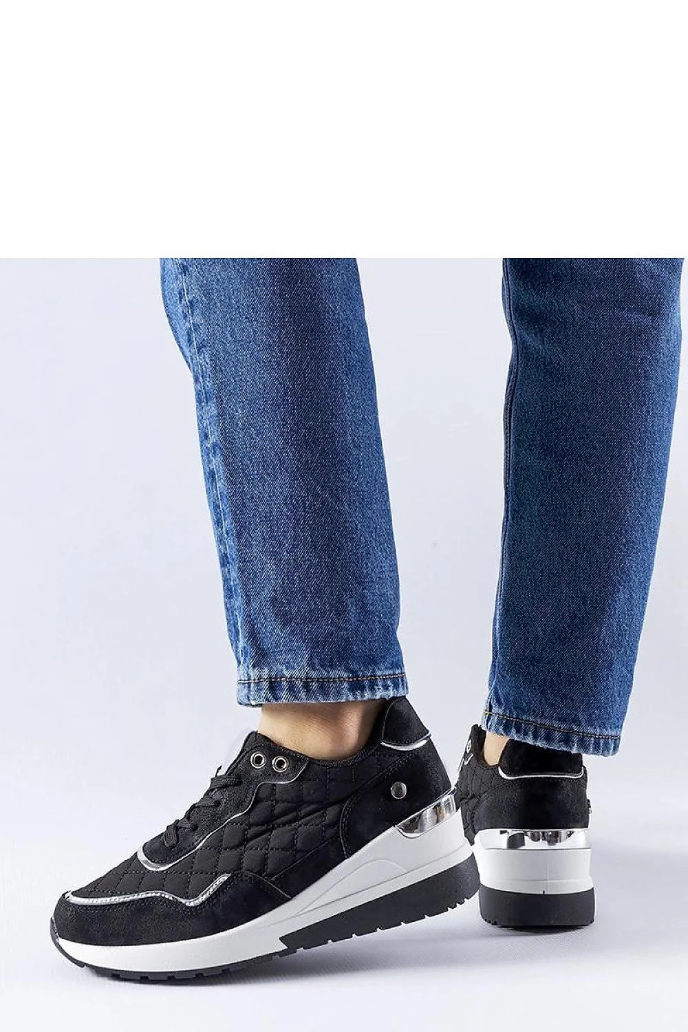 Baskets mode femmes design moderne élégant matelassé noir tige basse lacets métalliques semelle contrastée occasion quotidienne soirées urban style
