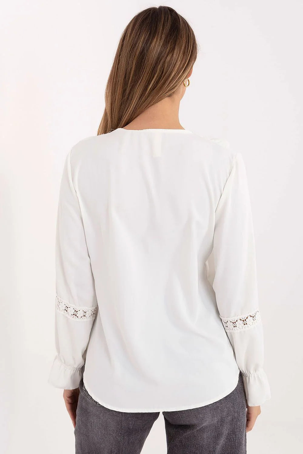 blouse femme blanche manches longues fluide romantique col V volants cascades dentelle crochet broche dorée coupe décontractée poignets froncés élastiqués