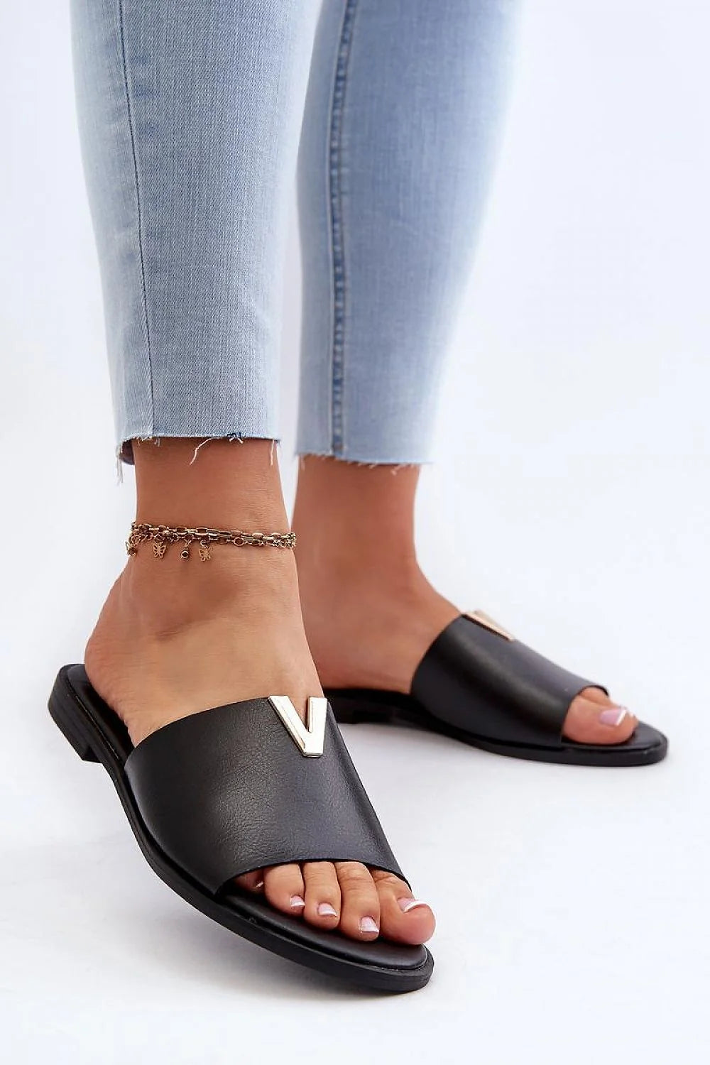 Sandales plates pour femmes style minimaliste cuir artificiel noir détails métalliques argentés talon plat 1 cm
