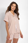 pyjama femme ensemble chemise manches courtes col tailleur boutons blancs short ample ruban décoratif passepoil tissu fluide beige rosé élégant