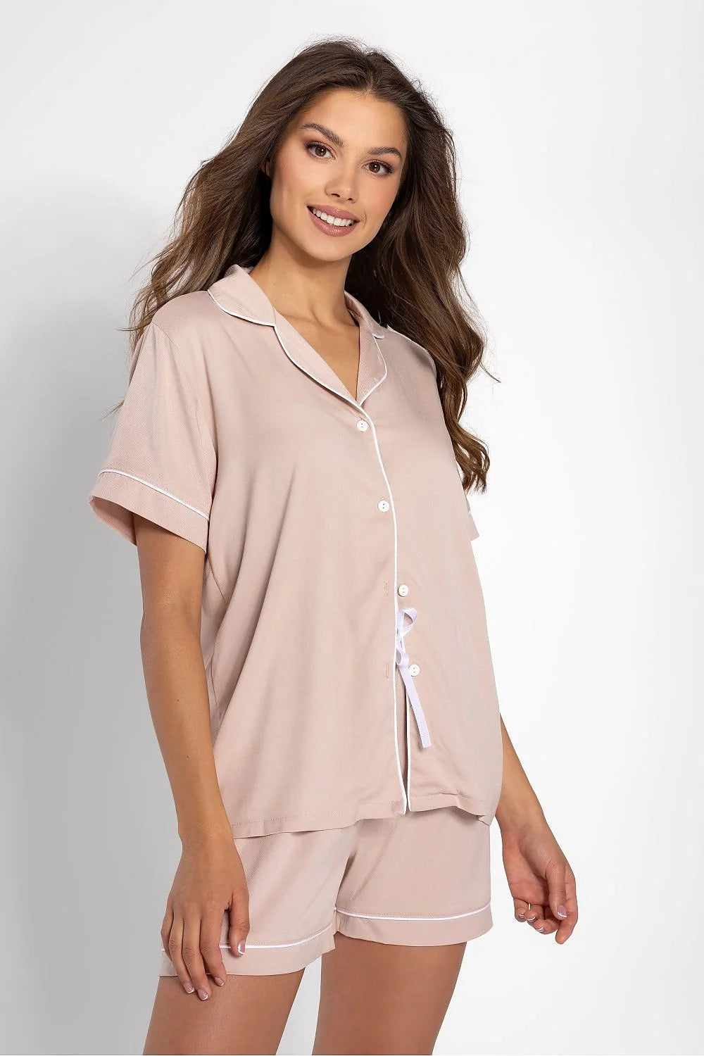 pyjama femme ensemble chemise manches courtes col tailleur boutons blancs short ample ruban décoratif passepoil tissu fluide beige rosé élégant