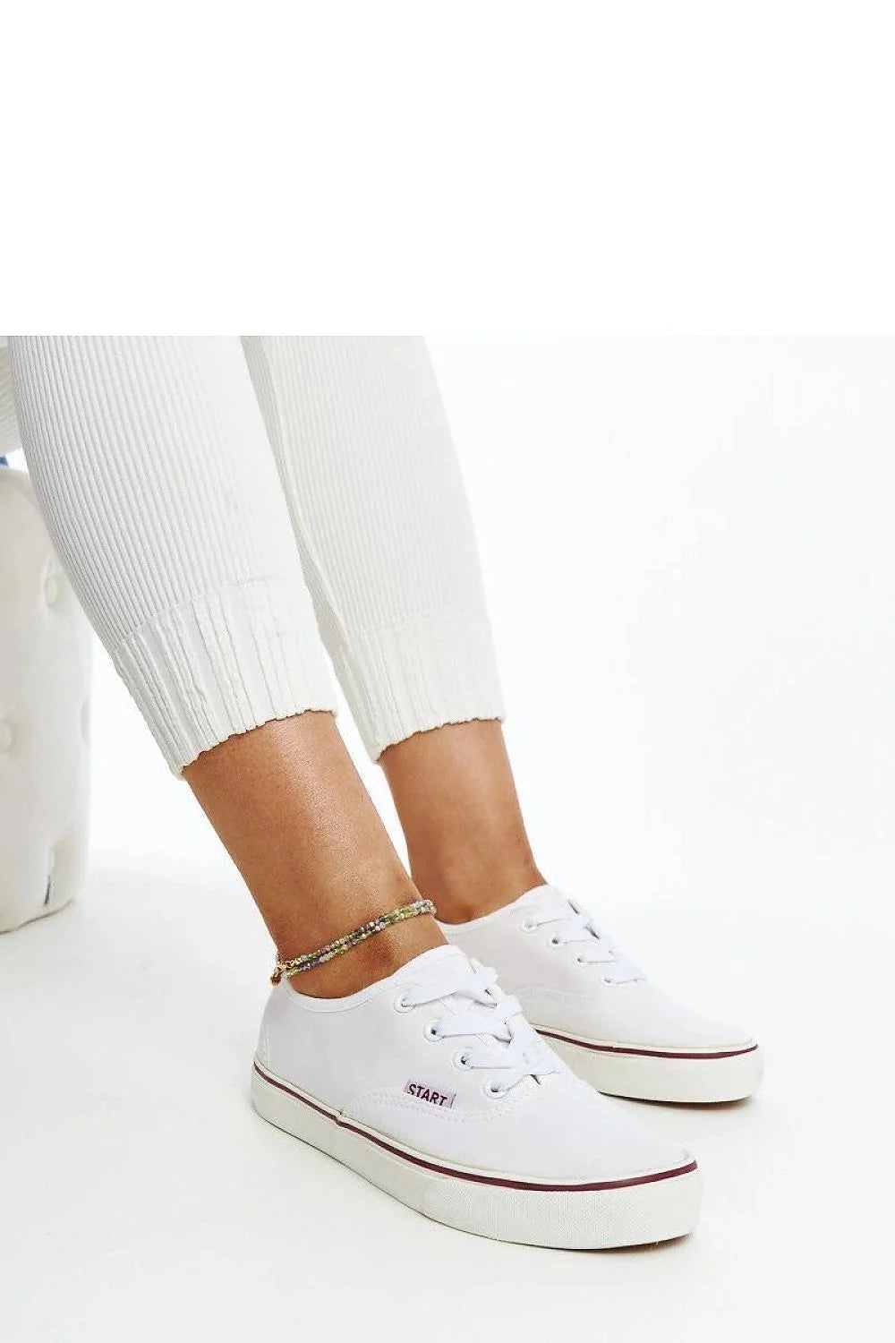 baskets classiques femmes blanches basses arrondies confortables lacets toile respirante semelle caoutchouc durable adhérence marron liseré bordeaux logo discret polyvalente