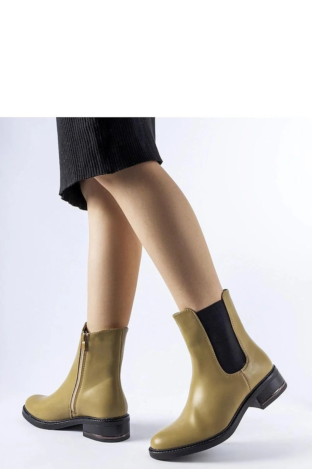 Bottes Solea en cuir vert olive, design épuré, fermeture éclair, taille ajustée, confort et style pour femmes