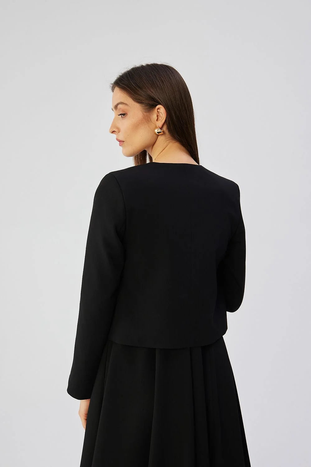 Veste Stylove élégante noire pour femme, design moderne, coupe ajustée, manches longues, poche poitrine, matériau de qualité, style professionnel