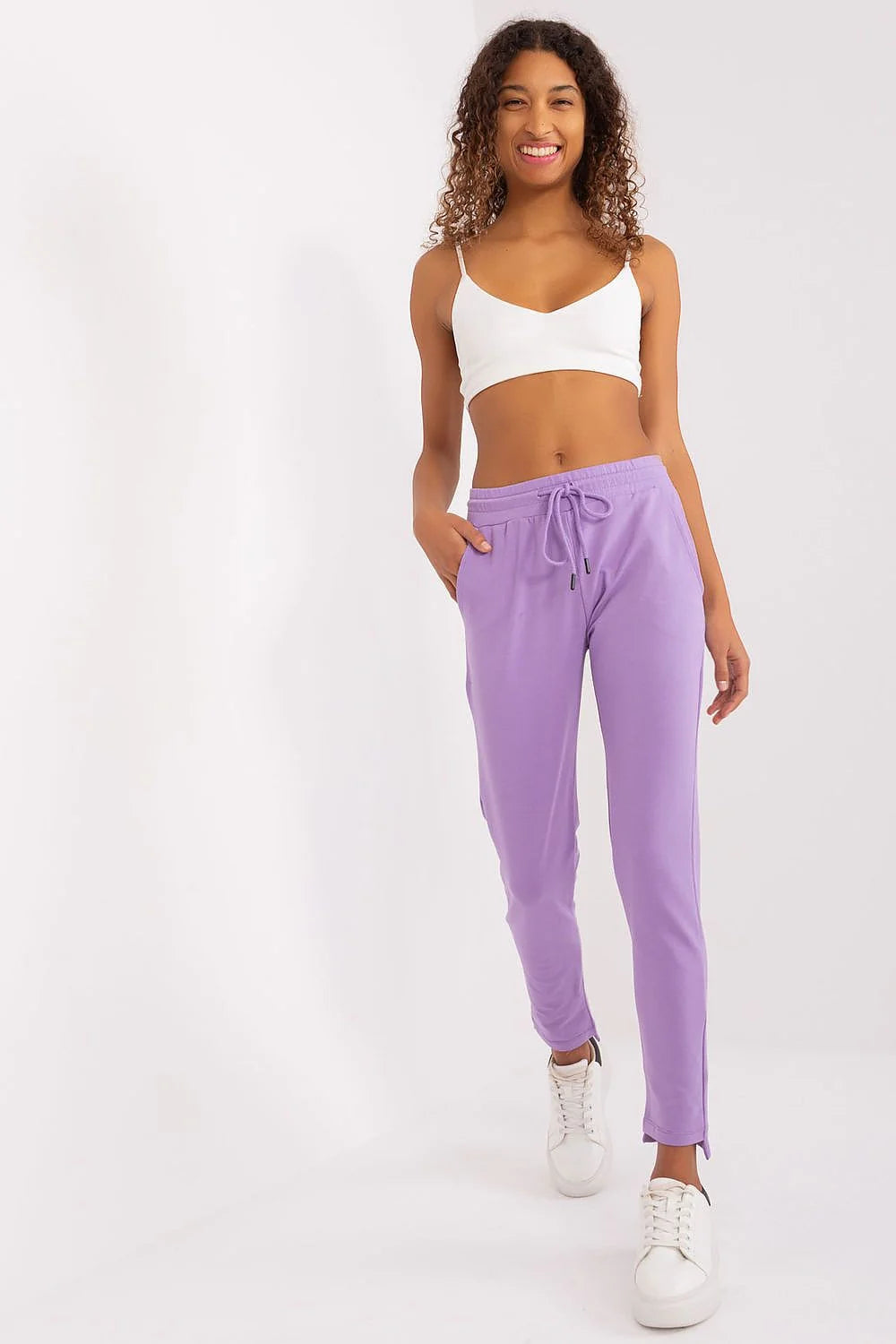 Pantalon survêtement Relevance pour femme en coton et élasthanne violet pastel, style athleisure, coupe fuselée, confort maximal, idéal pour la détente et les activités sportives