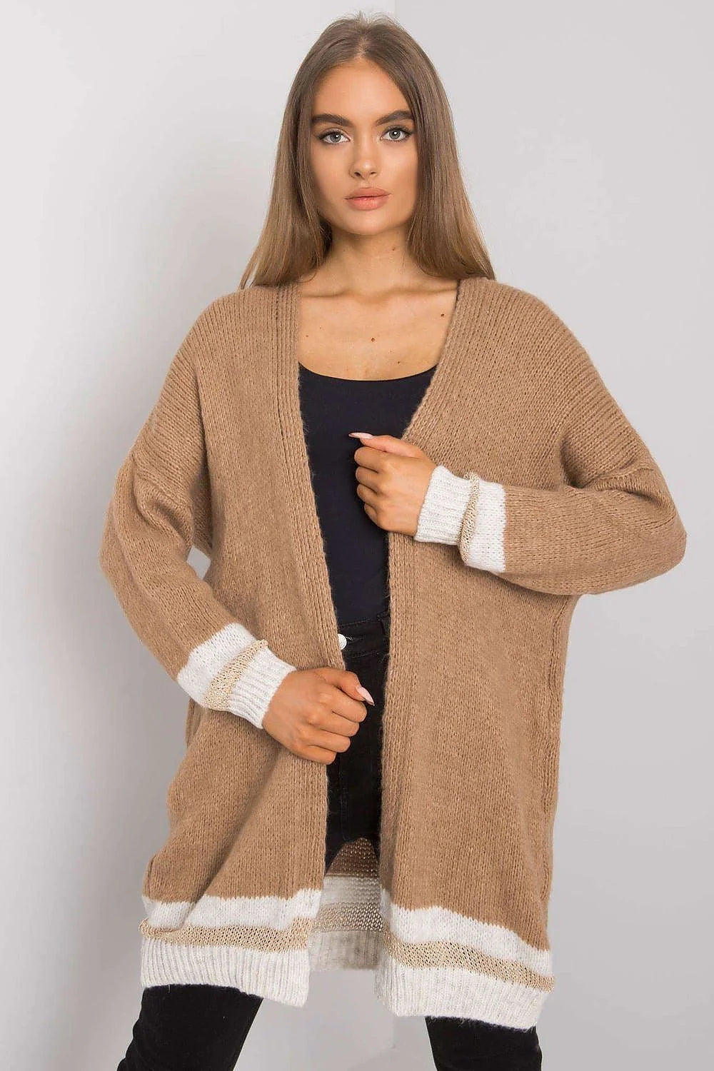 Cardigan femme en maille douce gris clair style décontracté confort automne hiver sans boutons