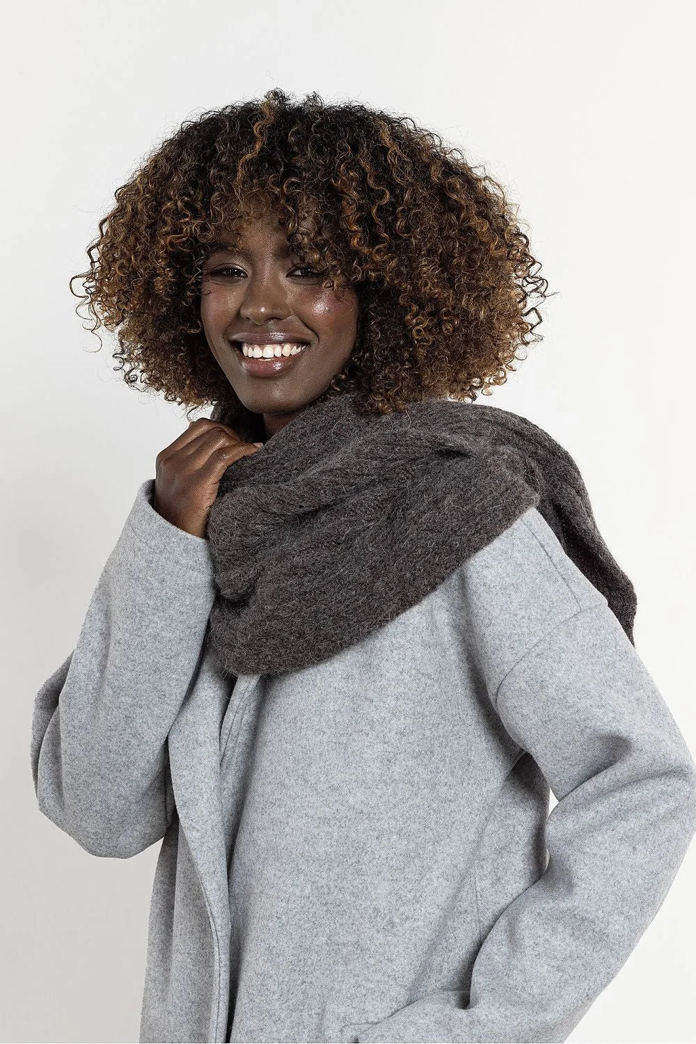 châle long chaud oversize grosse maille côtelée moelleux doux cachemire mohair laine mélange anthracite enveloppant minimaliste
