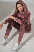 Ensemble détente velours rose moderne et élégant pour un style cocooning confortable et féminin
