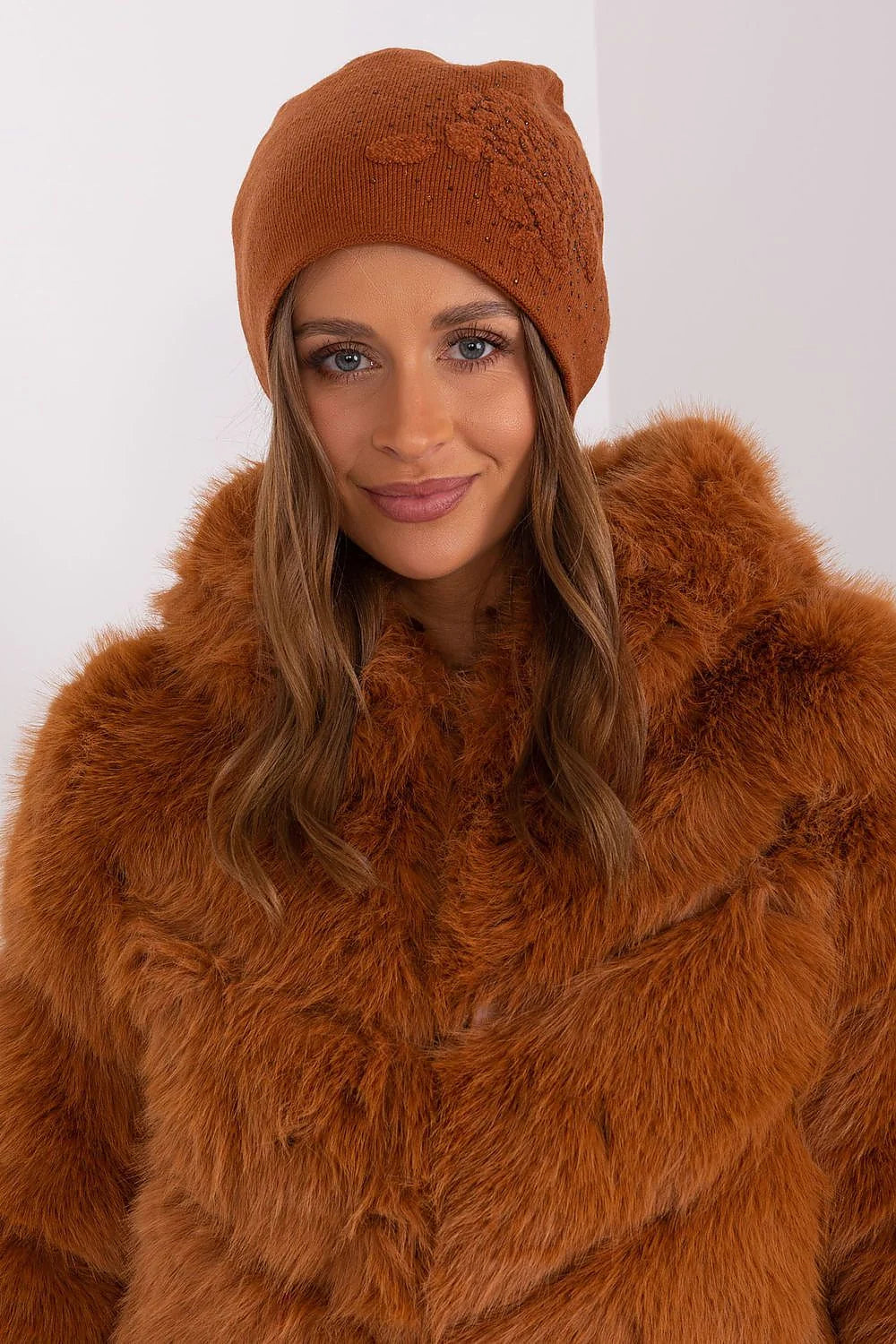 bonnet manteau coordonnés cachemire fausse fourrure cognac terracotta volumineux doux chaud cocon tendance maille ajustée broderie florale sequins raffinée luxe