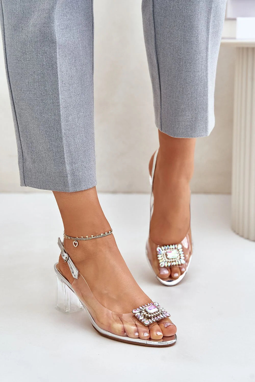 sandales transparentes féminines talon clair colonne bijou multicolore strass irisé cuir naturel semelle matelassée bride réglable boucle argentée moderne élégantes