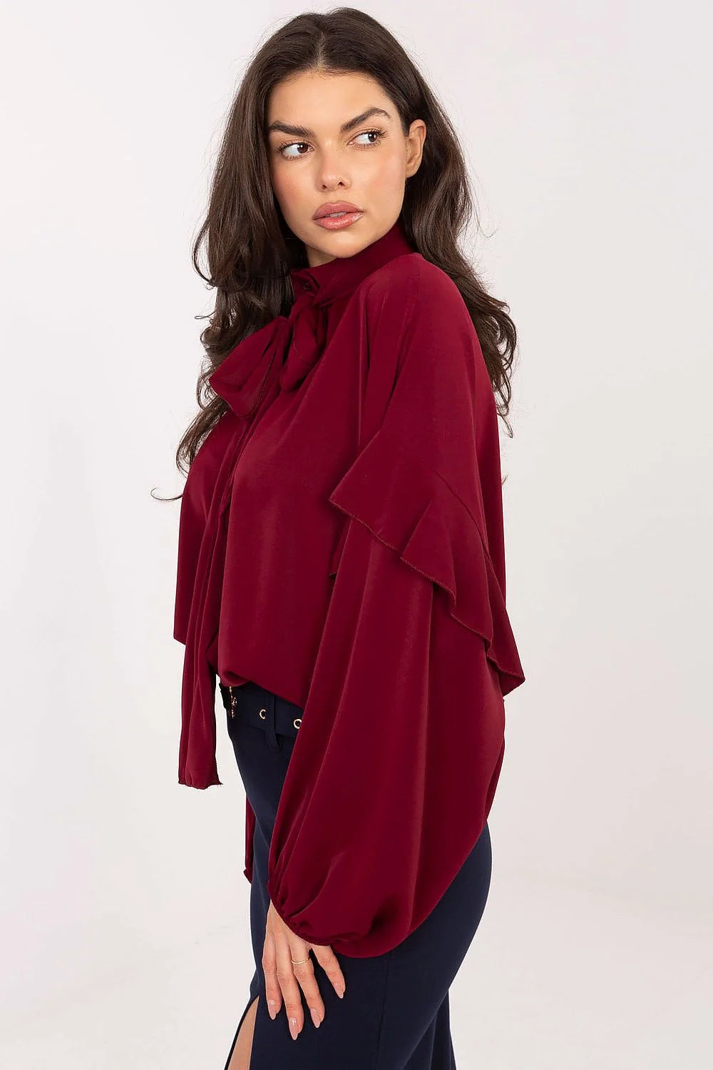 chemise femme col lavallière nouée bordeaux coupe ample manches longues ballon bouffantes volants superposés épaules tissu fluide satin poignets resserrés