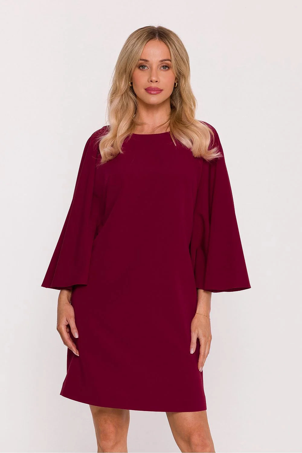 robe trapèze bordeaux profond élégante manches chauvesouris troisquarts évasées col rond mini genou crêpe structuré tombé confortable chic soirée polonaise