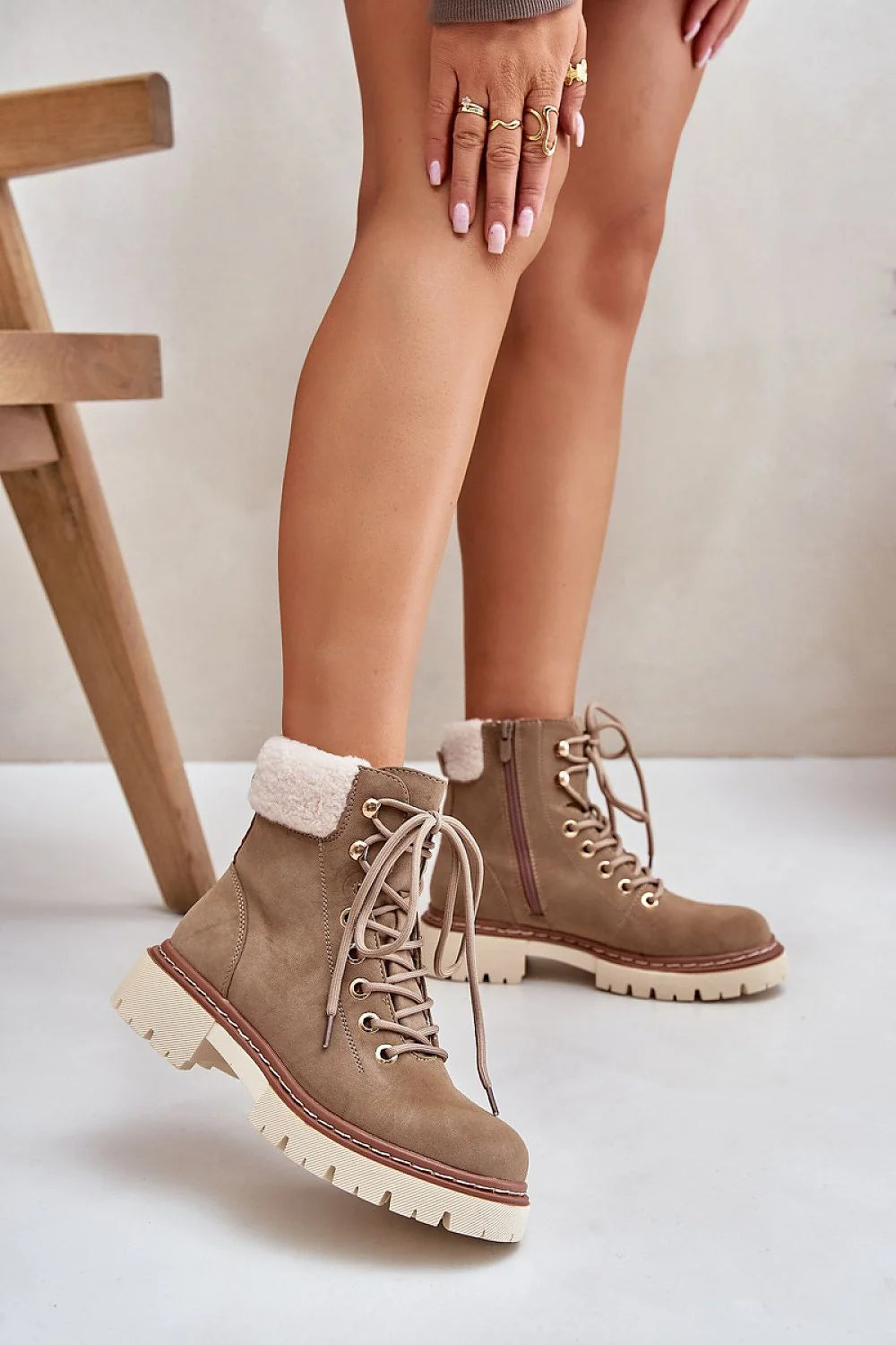 bottines trappeur femme daim taupe montantes col sherpa crème doublure lacets métalliques zip latéral semelle crantée beige talon modéré