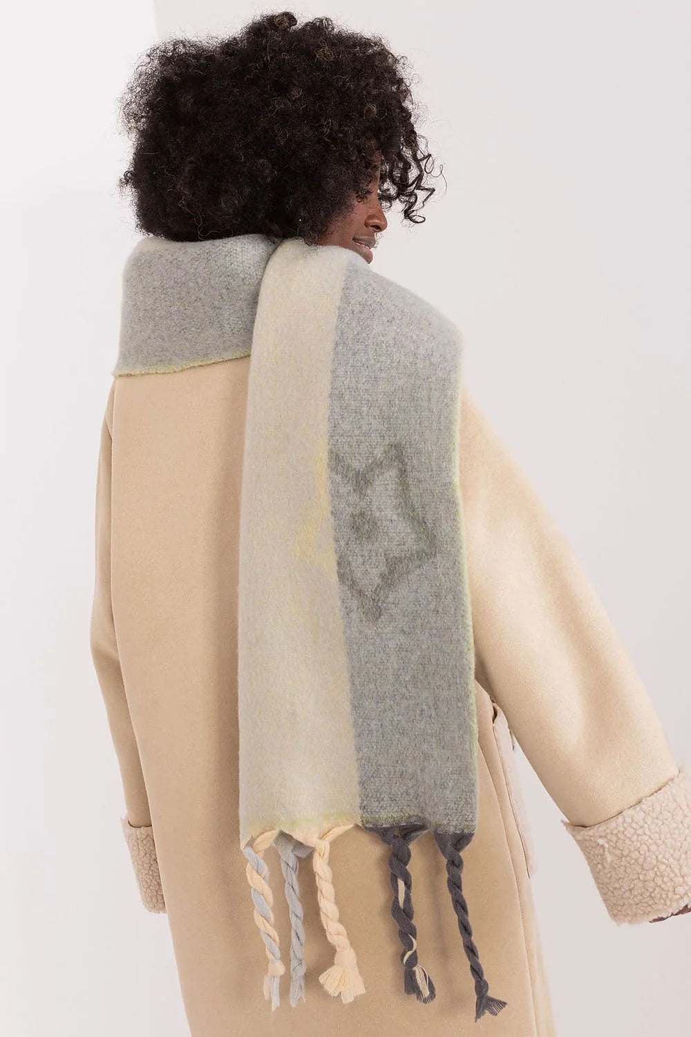 écharpe châle AT longue oversize rectangulaire larges rayures dégradées gris clair vert olive jaune polyester pompons franges maille