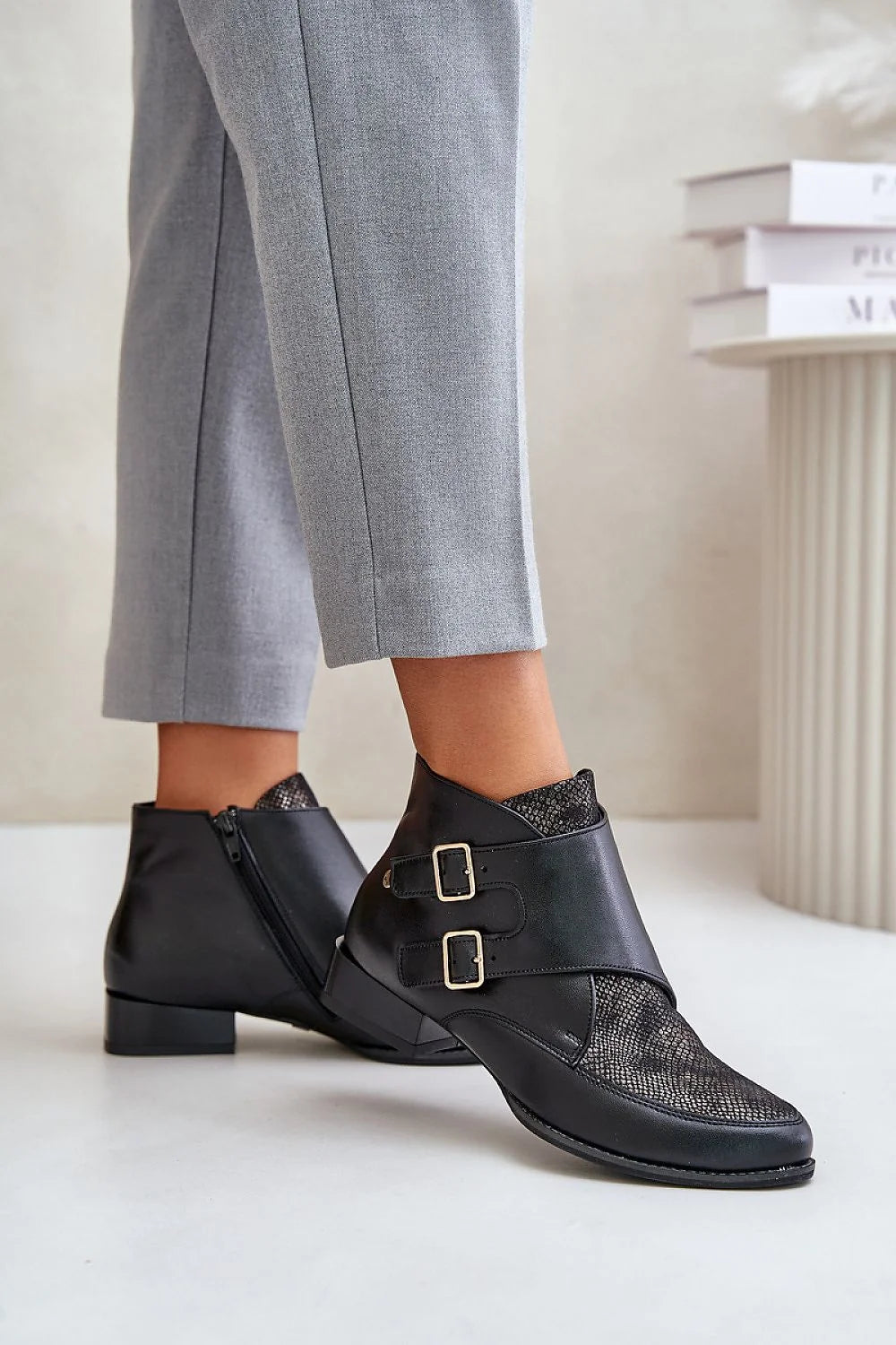 Bottines en cuir noir pour femmes, design moderne, talon carré, détails en métal doré, confort et style élégant