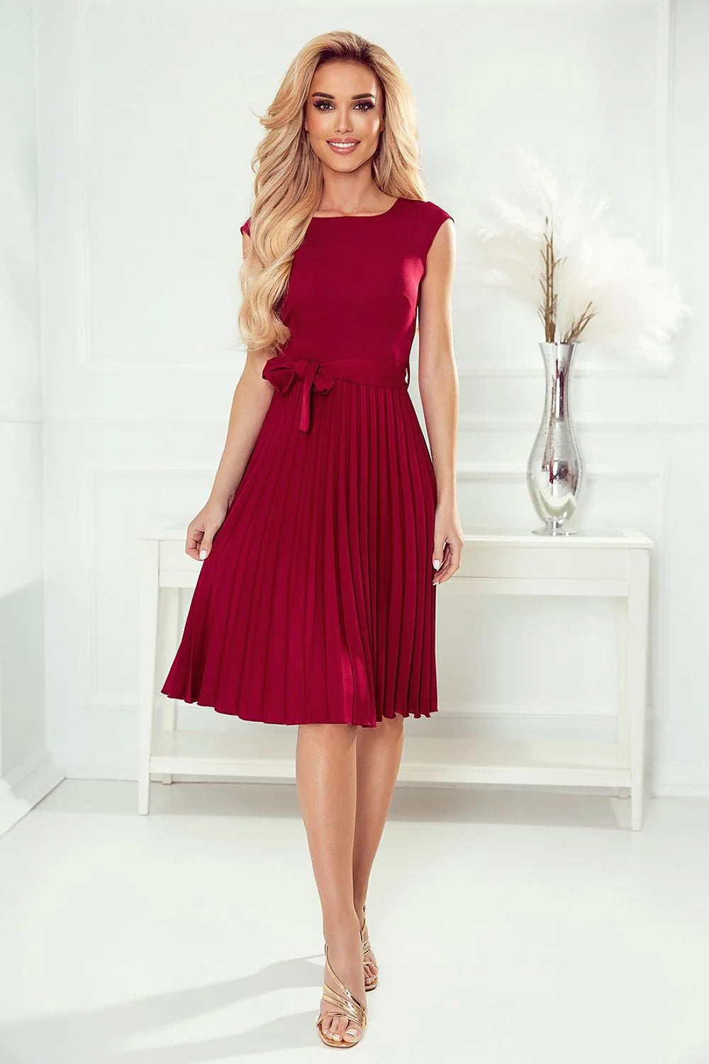 robe bleu roi plissée midi corsage ajusté manches courtes encolure bateau taille cintrée ceinture nouée fluide élégante Numoco polyester élasthanne