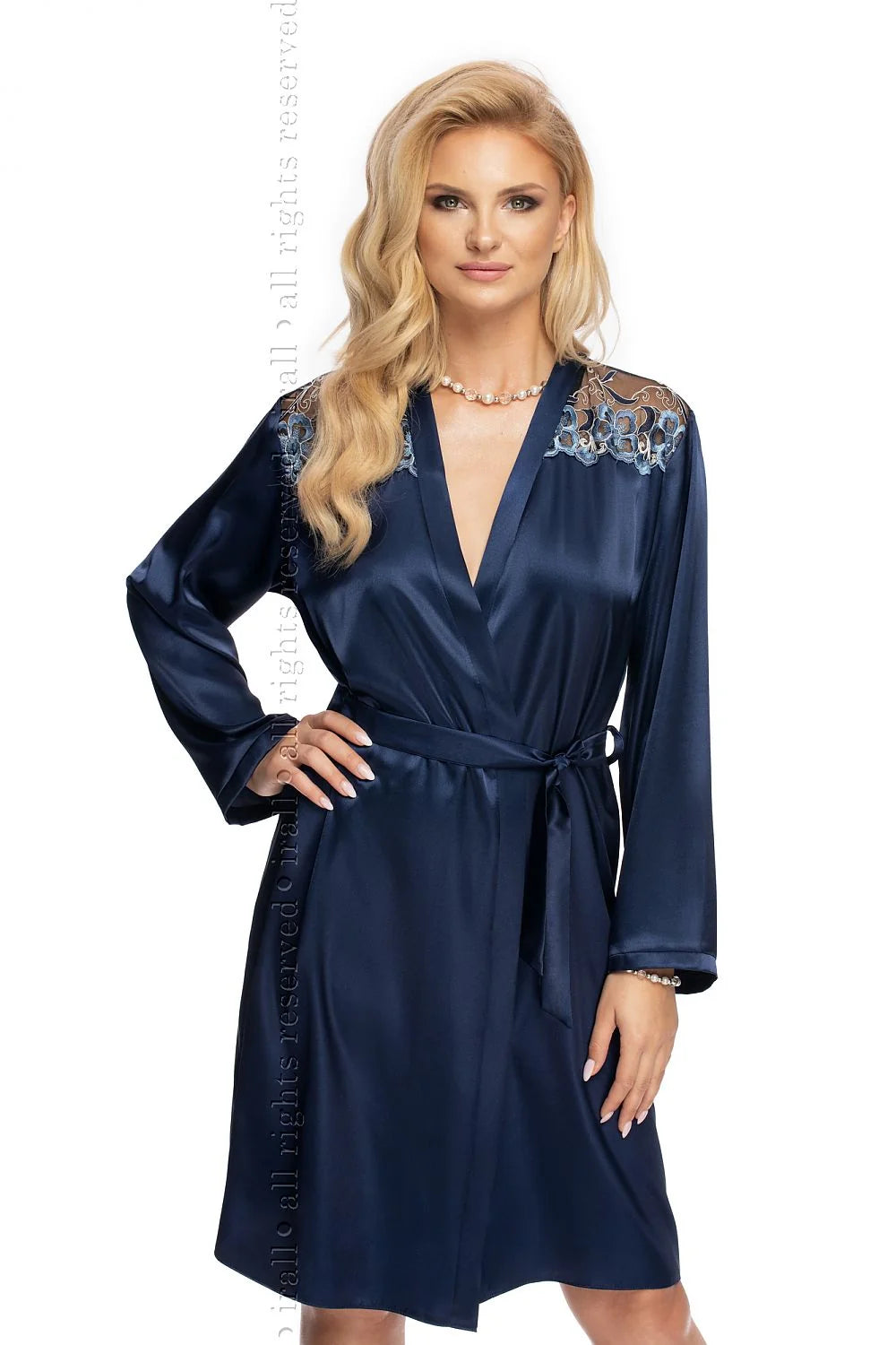 Peignoir en satin bleu acier élégant broderies florales manches longues ceinture ajustable pour femmes