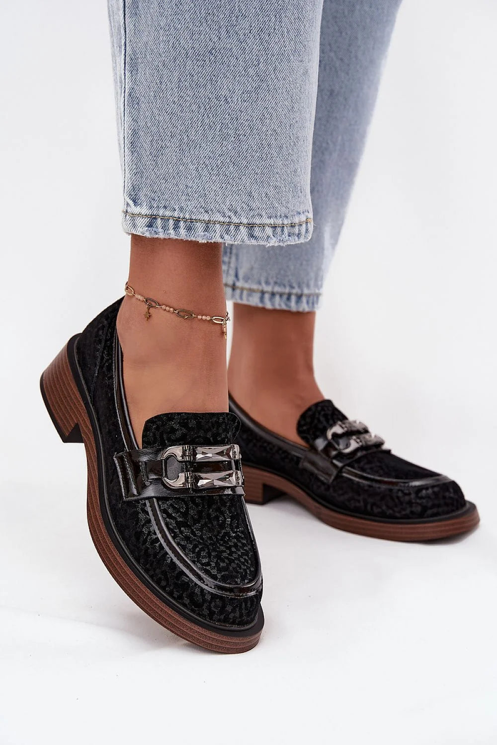 mocassins femme daim noir velours texturé empiècements vernis boucle métallique cristaux talon bloc bas semelle effet bois bout arrondi slipon