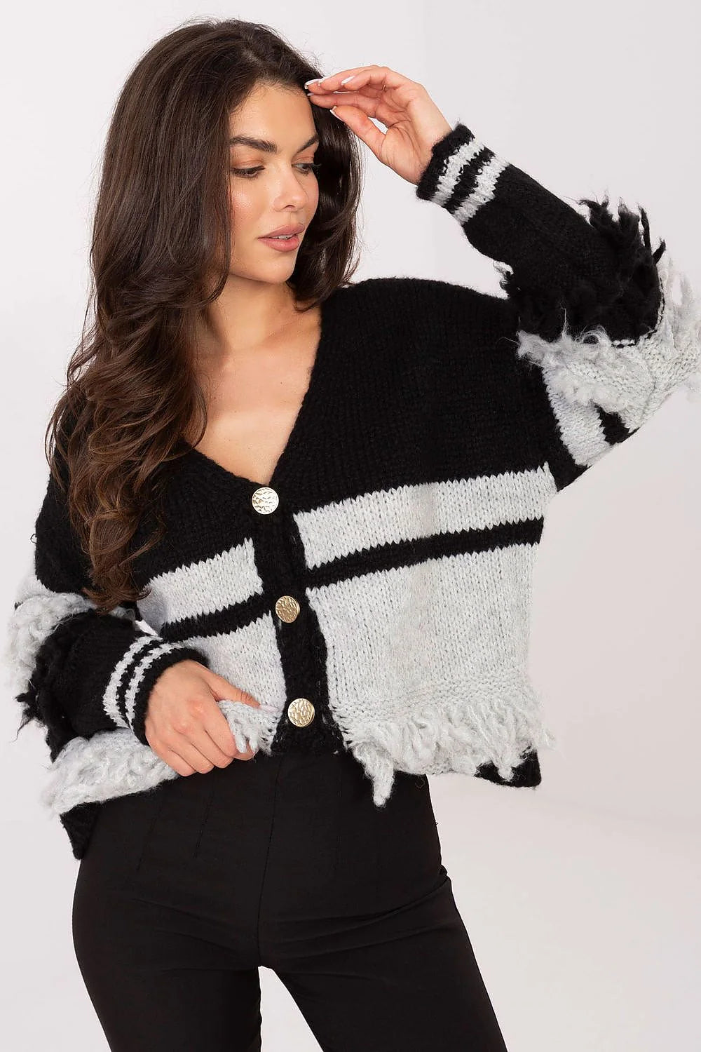 cardigan bicolore femme oversize court col V grosse maille noir gris boutons dorés franges manches longues ourlet pelucheux