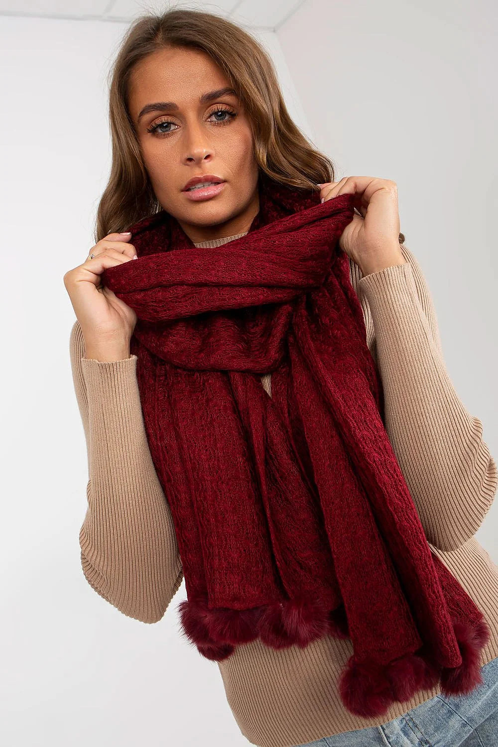 écharpe longue ajourée pompons fausse fourrure bordeaux rouge profond maille torsadée épaisse douce chaude oversize enveloppante hivernale acrylique