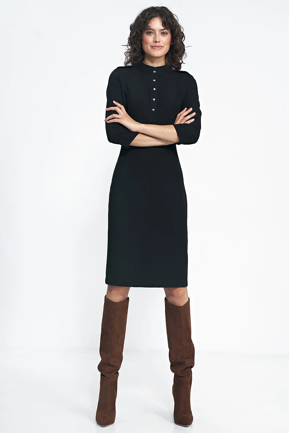 robe noire midi ajustée taille ajustable manches troisquarts col mao plastron boutons visibles tissu infroissable extensible confortable