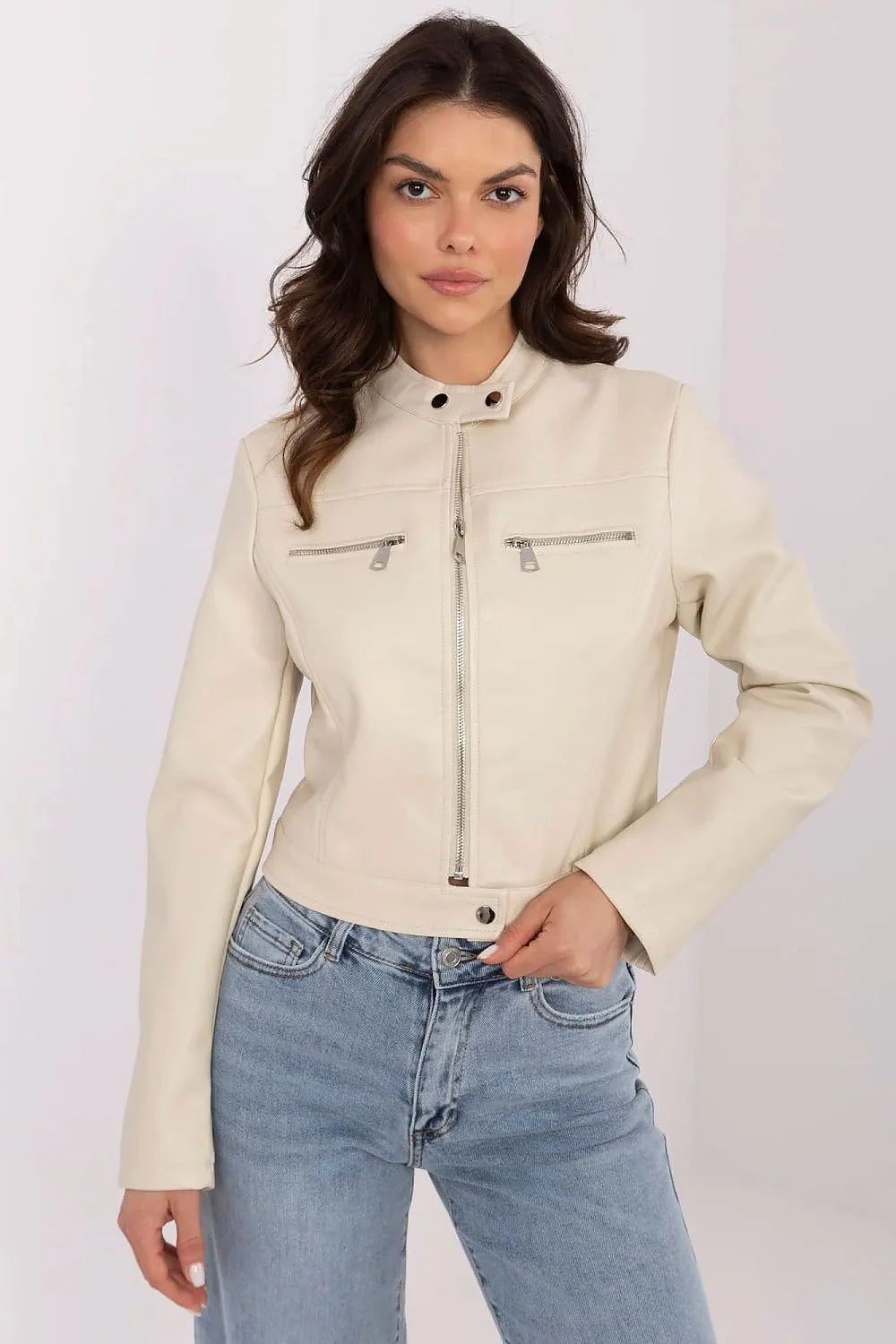 Veste en similicuir écologique courte pour femme, style moderne, couleur crème, col montant, fermeture éclair, poches poitrine, manches longues, occasion polyvalente
