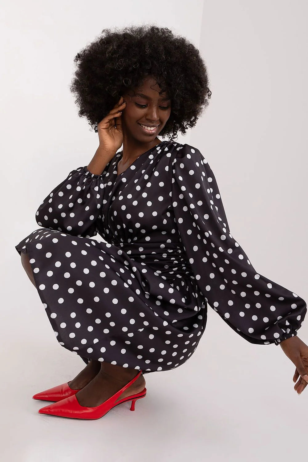 Robe de cocktail élégante à pois noirs et blancs, manches longues, coupe ajustée, longueur midi pour femme