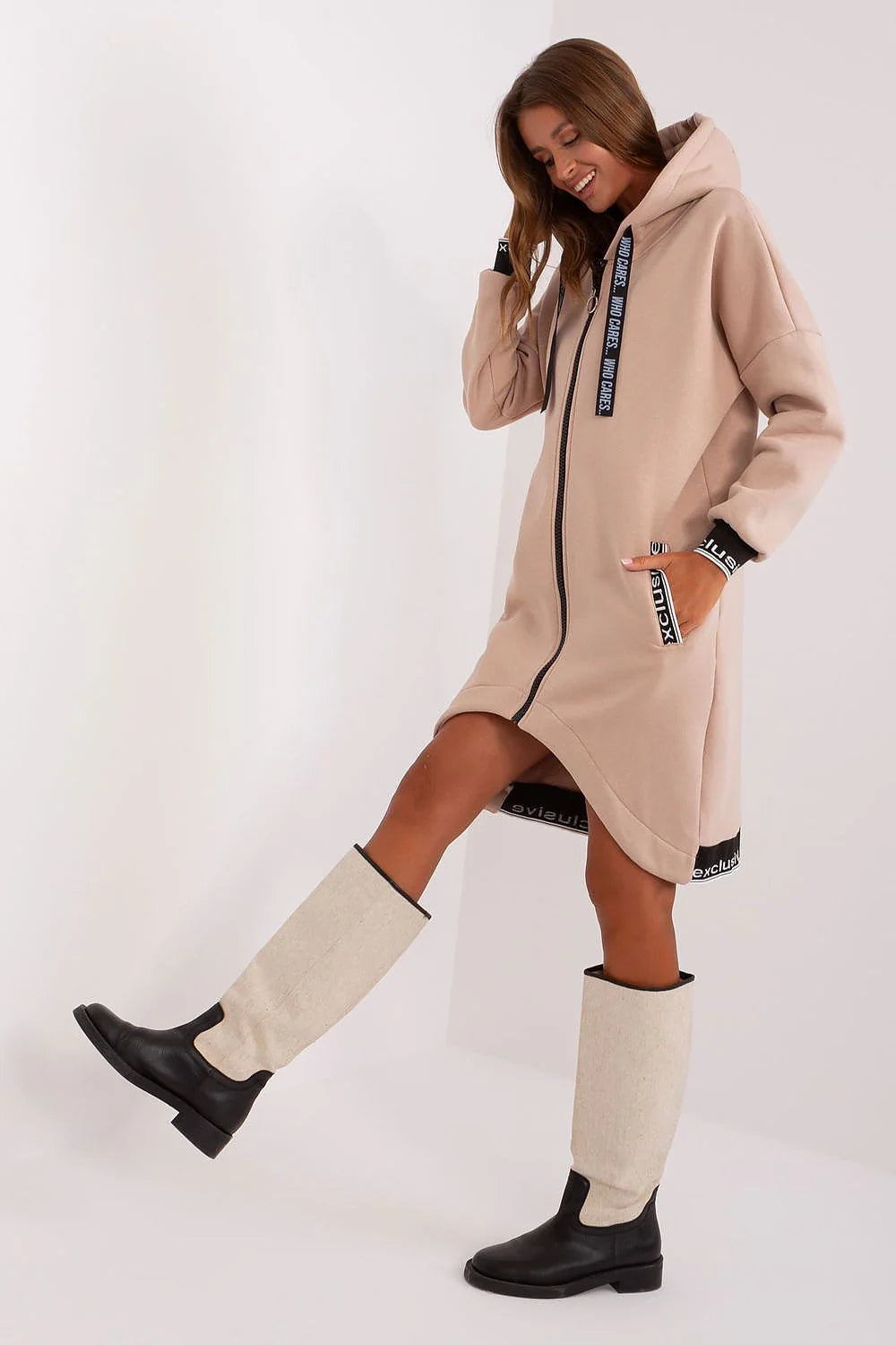 Sweatshirt longue femme style urbain moderne beige sable capuche manches longues poches exclusives fermeture éclair
