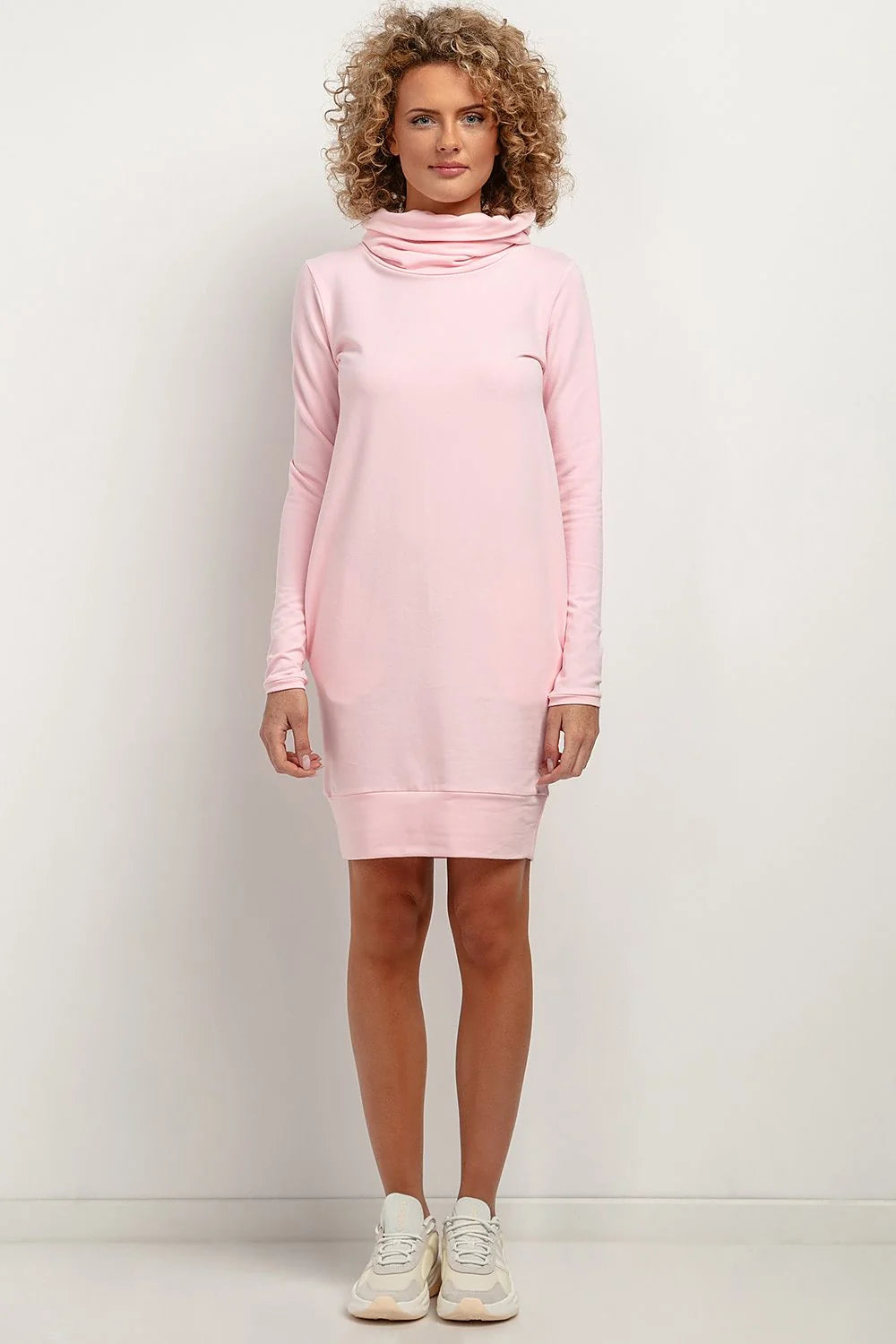 Robe pull décontractée pour femmes style minimaliste élégant col roulé large manches longues tissu doux rose pâle coupe ajustée au-dessus genoux poches discrètes versatile chic