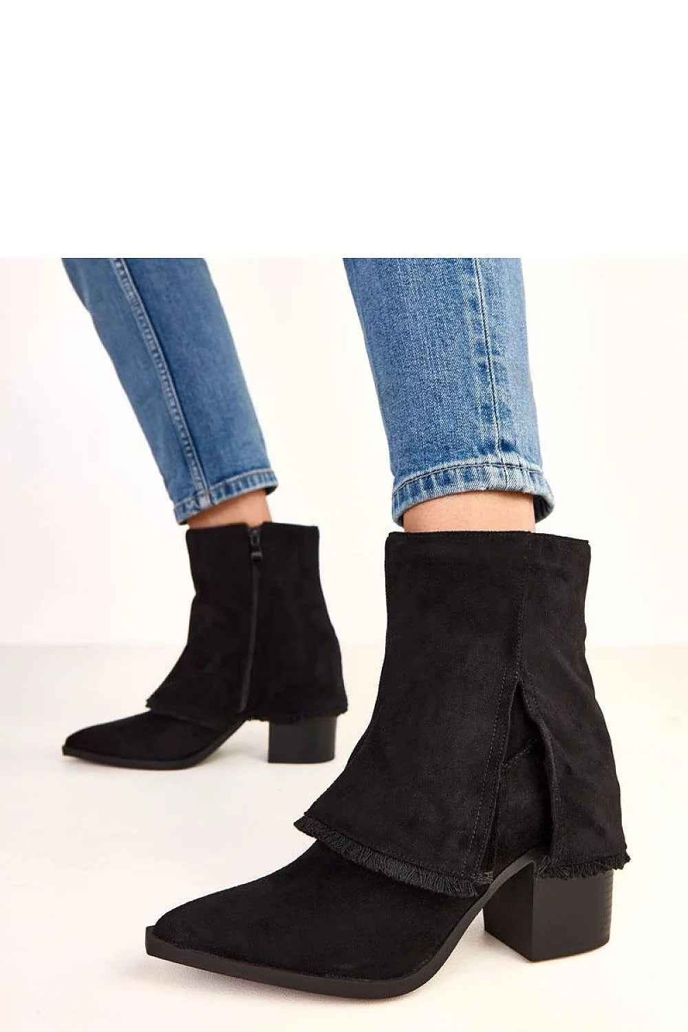 bottines cheville suédine noire bout pointu talon9cm bloc fermeture éclair latérale rabat effiloché fente arrière western contemporain élégant ajusté confort