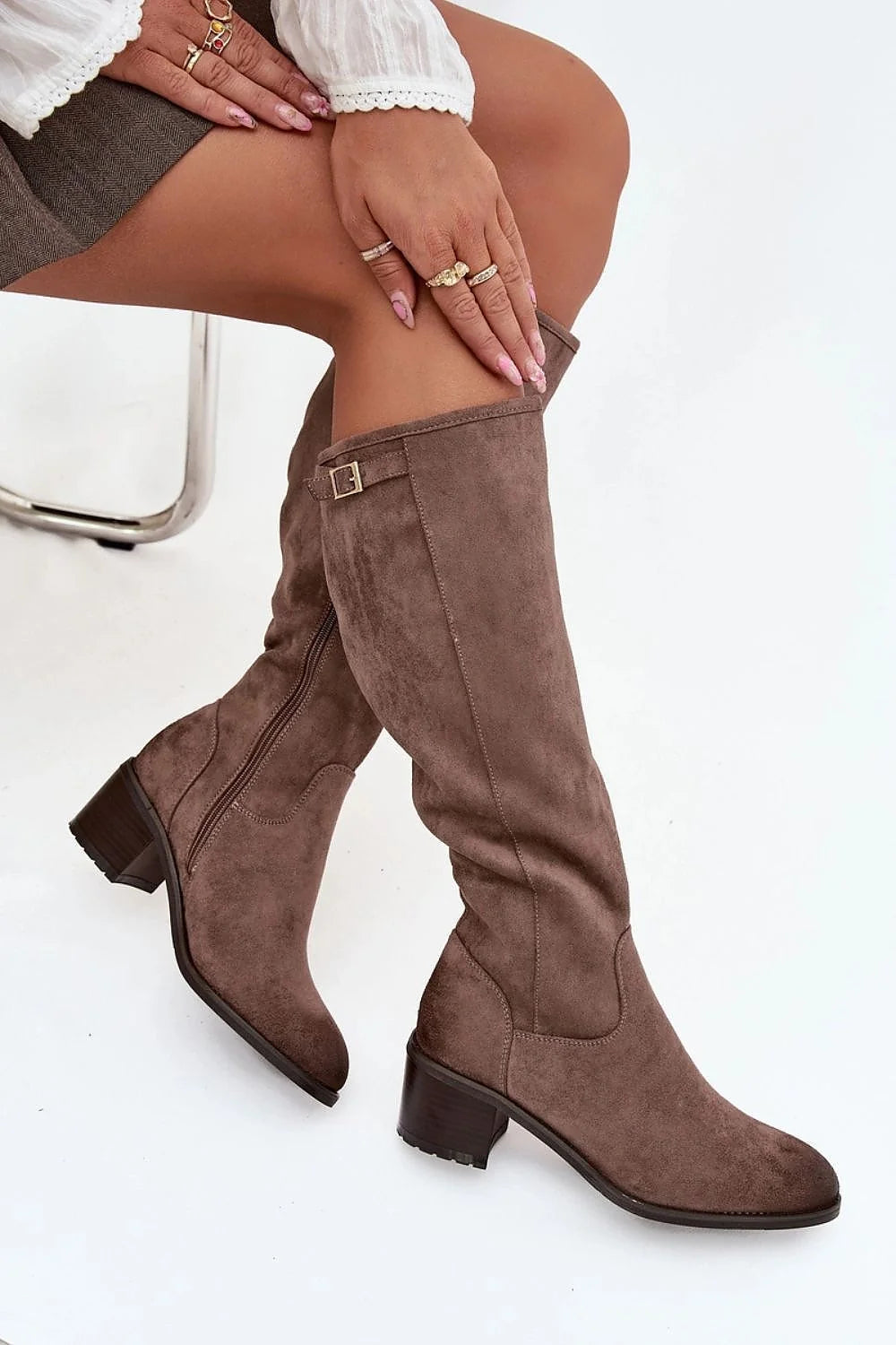 bottes femme mi mollet suédine taupe talon bloc moyen carré bout arrondi fermeture éclair latérale boucle dorée surpiqûres semelle résistante