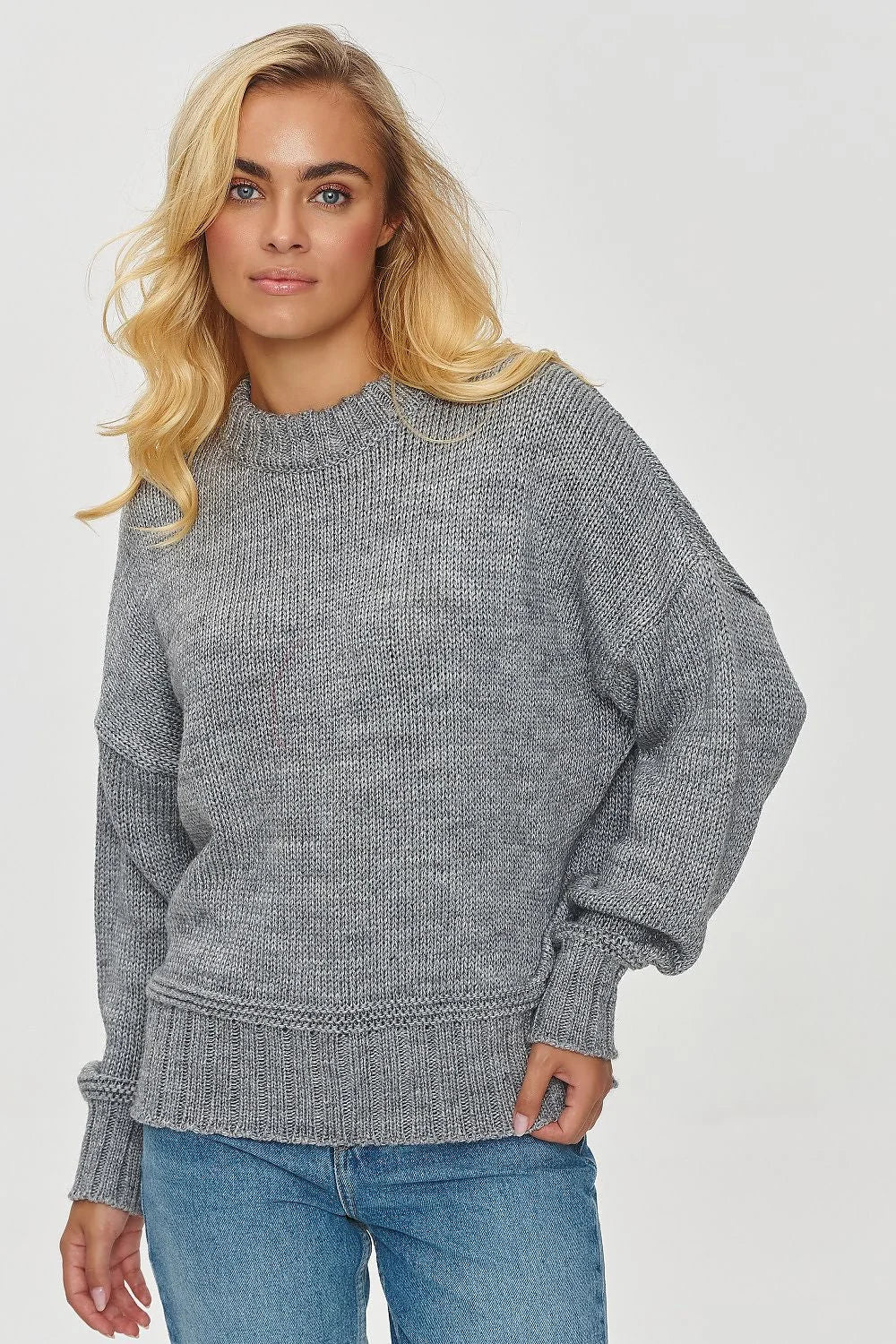 Chandail Makadamia pour femme style moderne couleur grise matériau confortable coupe ample manches longues neckline rond