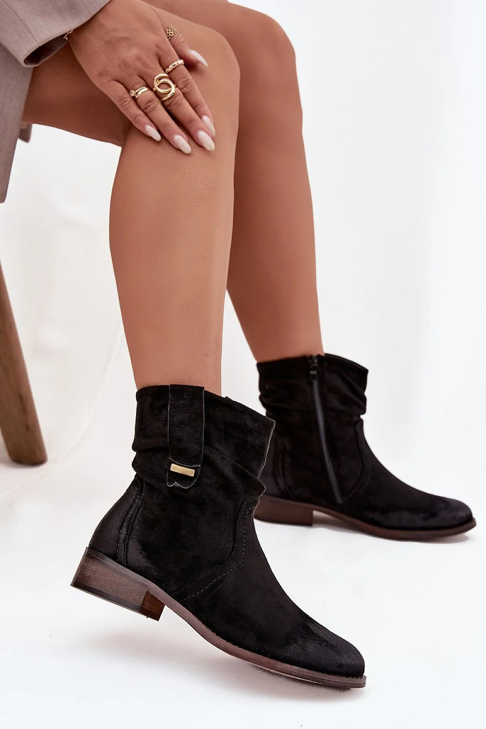 bottines femme suède écologique douces doublure fourrure talon bas bout arrondi fermeture éclair tige plissée bride décorative boucle dorée