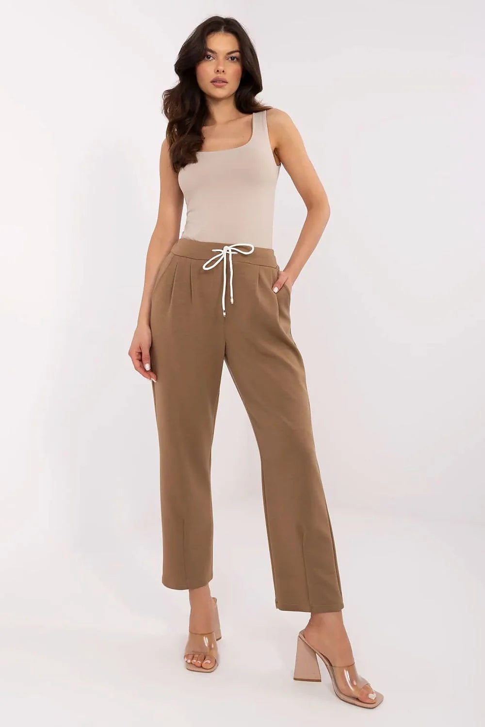 Tenue femme débardeur beige pantalon marron clair casual chic taille haute jambe droite matière polyester coton occasion ville bureau weekend