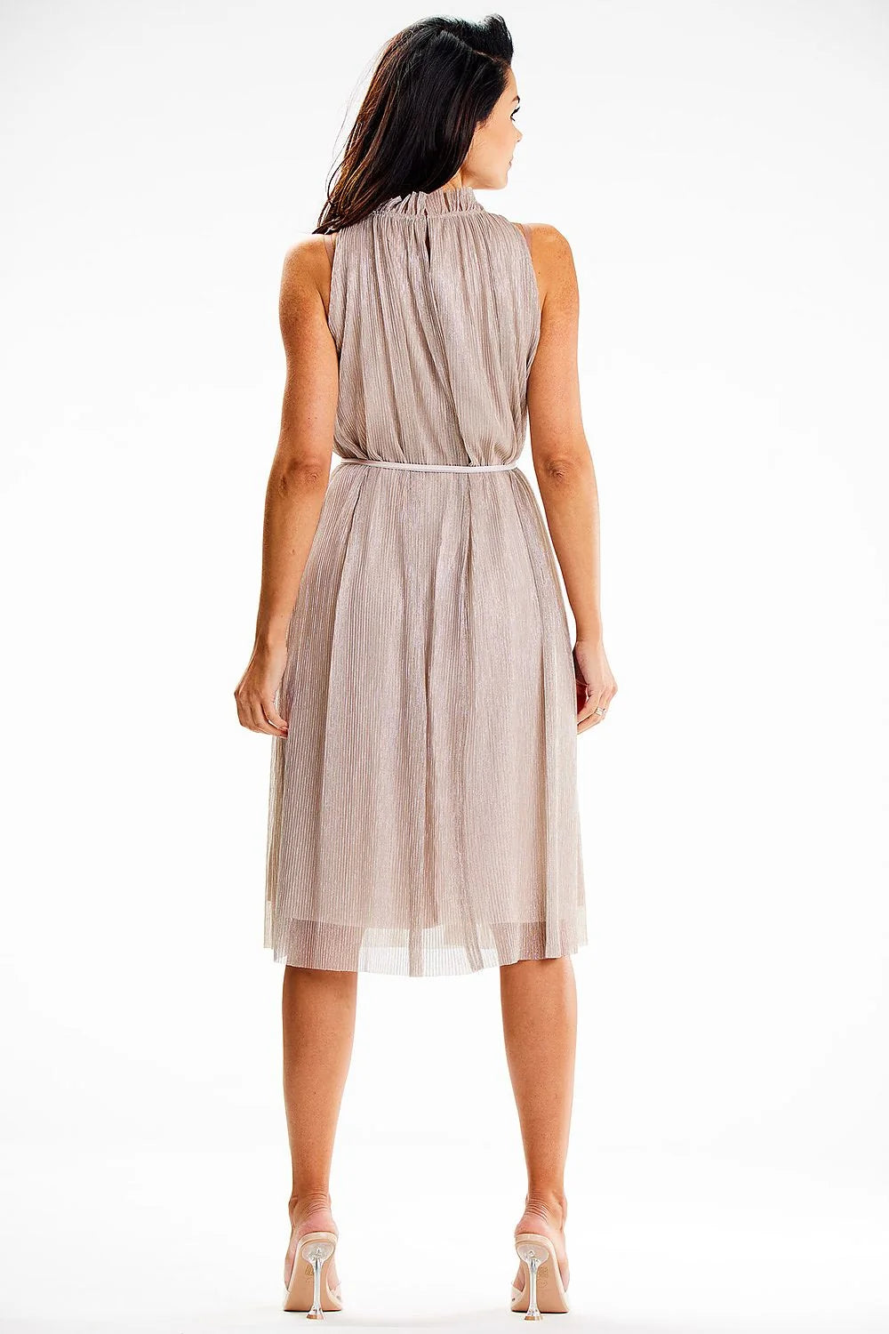 Robe de soirée élégante sans manches coupe fluide genoux teinte neutre ceinture satin femme
