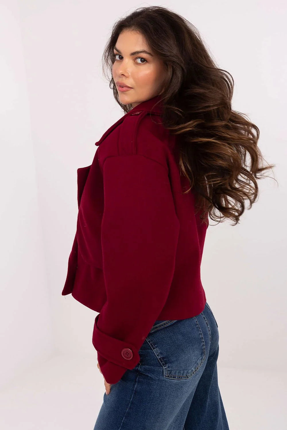 trench court femme polyester bordeaux boxy manches longues épaulettes double boutonnage poches rabat poignets retroussés doublure léger chic citadin élégant
