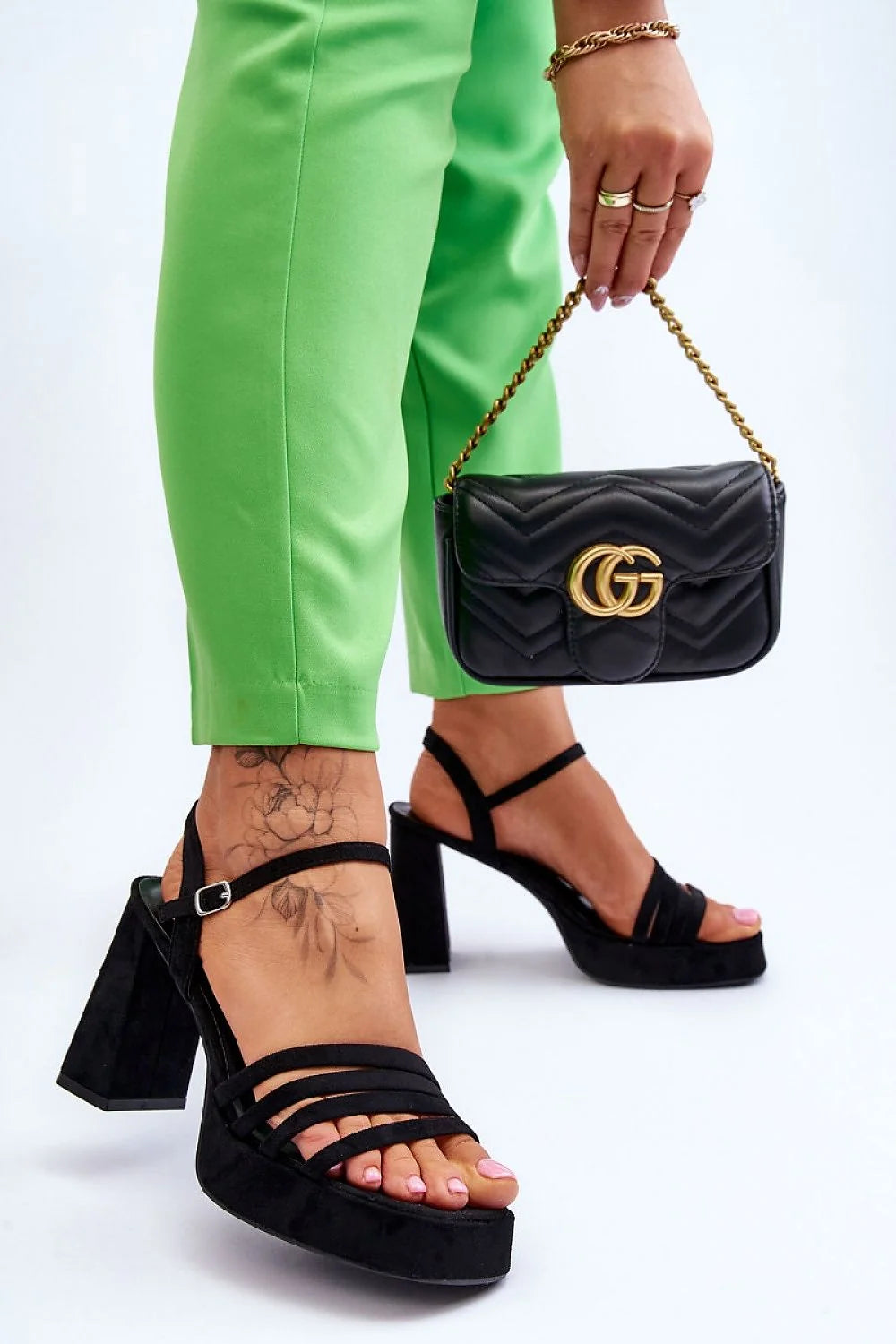 Ensemble mode féminin sandales talons carrés pantalon ajusté sac main cuir noir