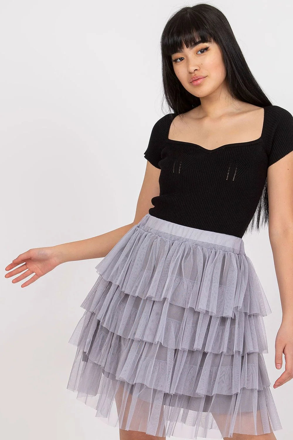 Ensemble femme haut ajusté en tricot manches courtes encolure cœur jupe tulle volants longueur midi couleur noire et gris clair