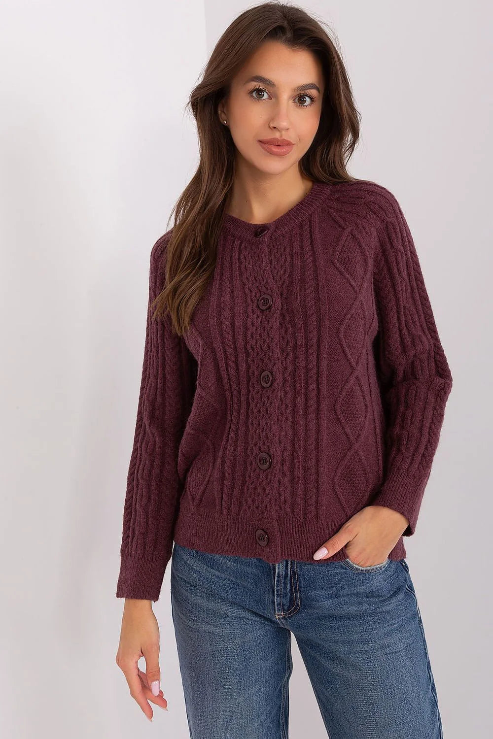 Cardigan femme couleur prune motifs tricot torsadés manches longues encolure ronde boutons assortis longueur standard tricot côtelé