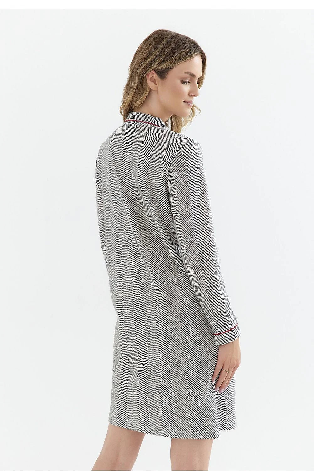 Chemise de nuit élégante femme confortable coupe droite motif à chevrons gris rouge matériau doux