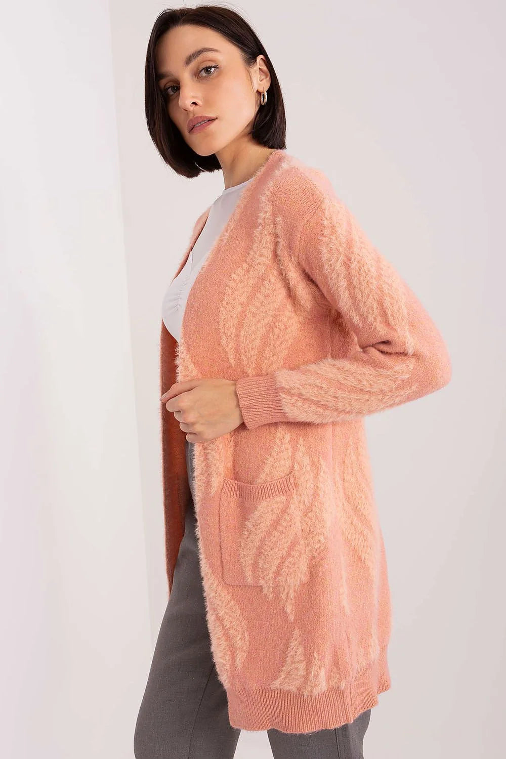 Cardigan pour femmes moderne élégant en laine mohair rose saumon longues manches poches avant sans fermeture