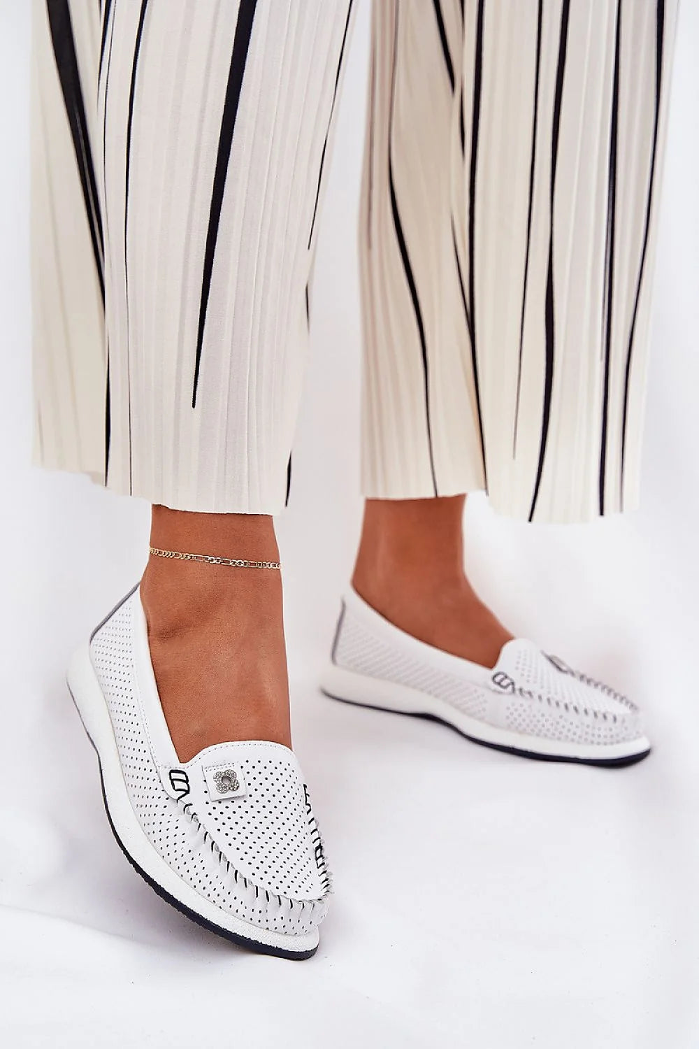 Mocassins pour femmes S.Barski en cuir blanc perforé, style moderne et élégant, confort toute la journée, détails raffinés, occasion quotidienne et semi-formelle