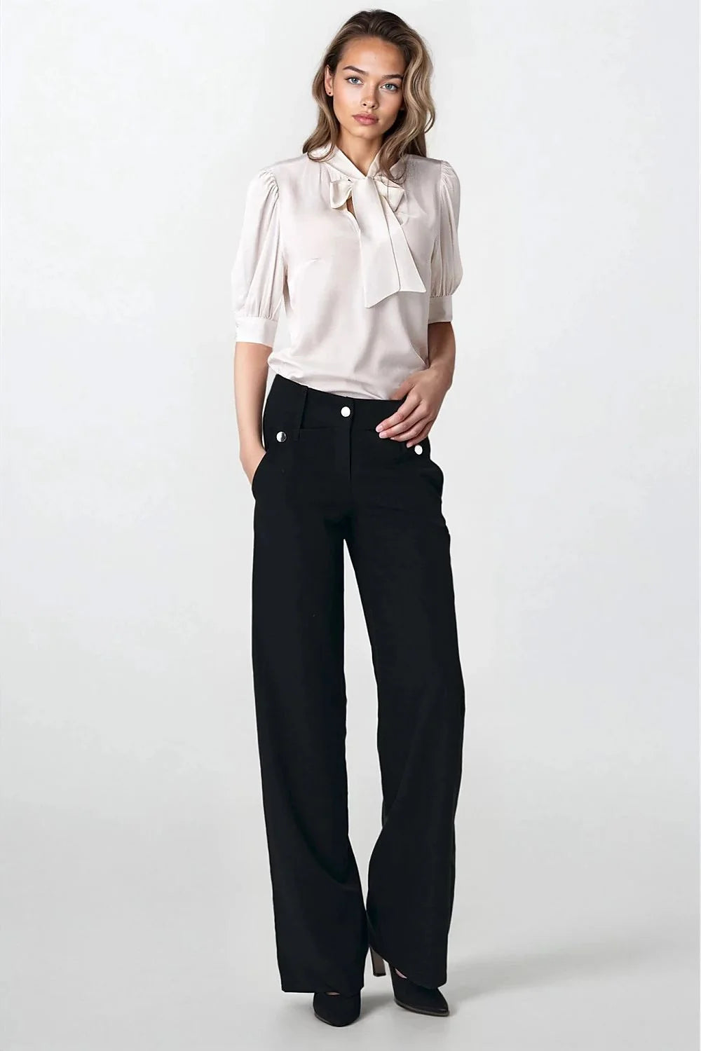 chemisier femme lavalliere satin fluide ivoire noeud large encolure fermee manches bouffantes poignets boutonnes coupe droite viscose confortable