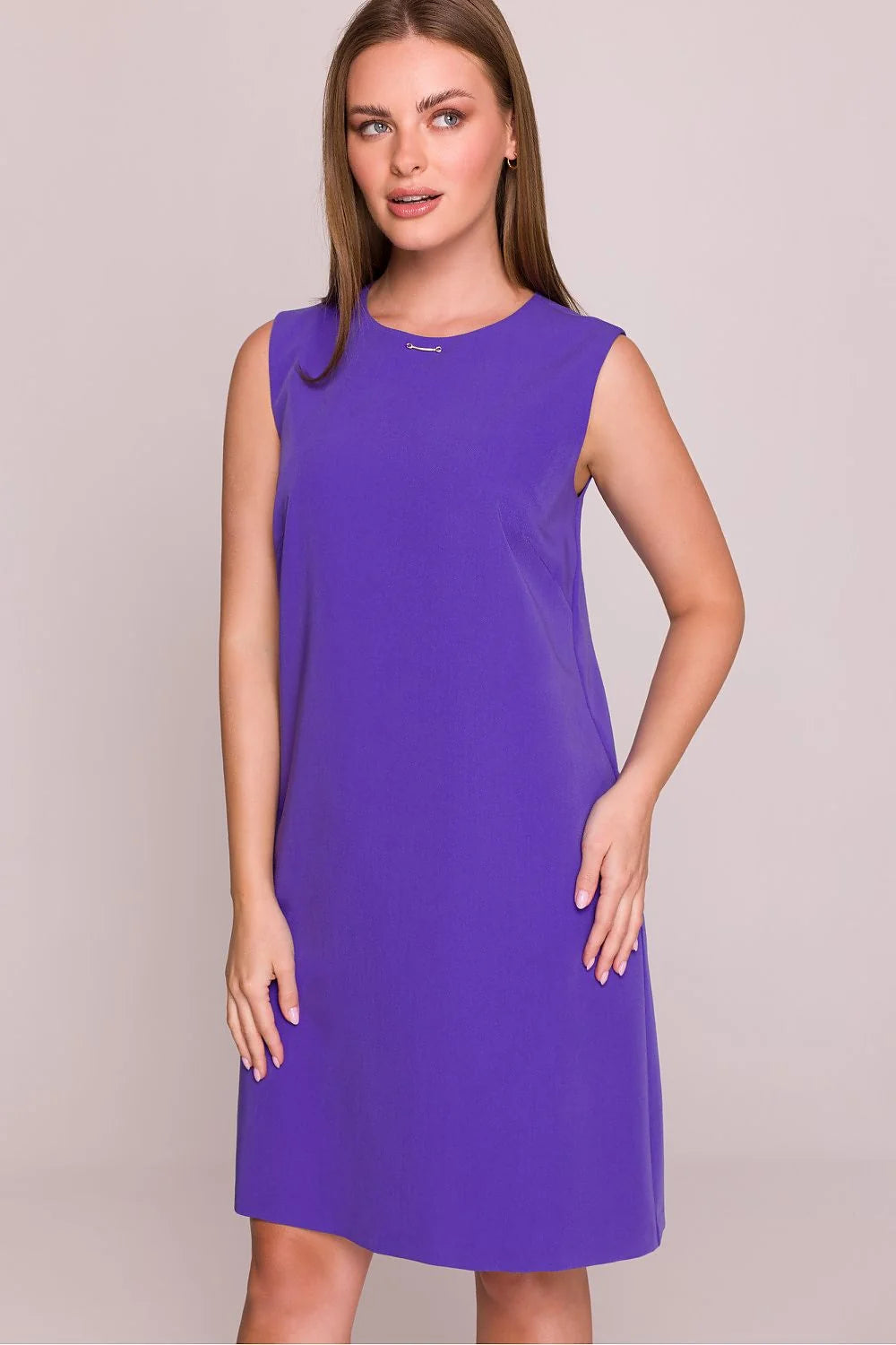 Robe de jour Stylove sans manches col rond détail métallique tissu satiné coupe trapèze femme